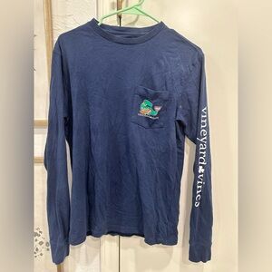 Long sleeve vineyard vines tee.